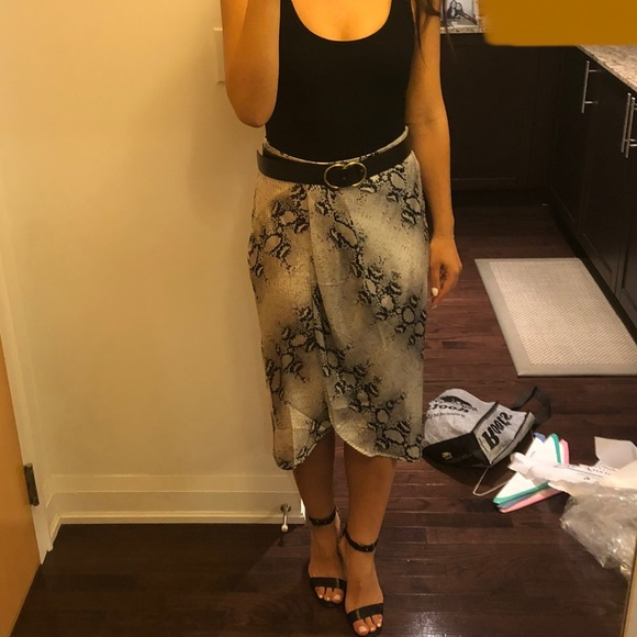 Snake print silky skirt with slit - Picture 3 of 4